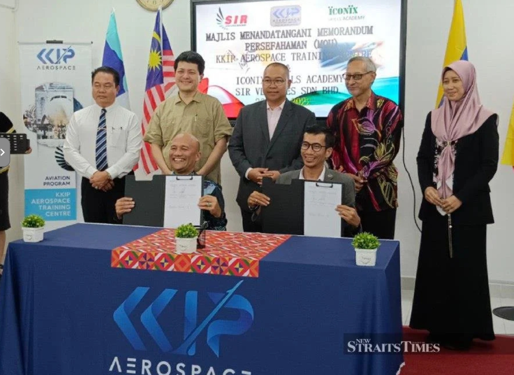 KKIP Aerospace Training Centre (KATC) chief executive officer Aminuddin Zakaria (left) and Sir Ventures Sdn Bhd chief executive officer Che Wan Imanuddin Takwa signing Memorandum of Understanding to offer training plus employment (TREM) in highly paid aircraft painting profession. - NSTP/OLIVIA MIWIL